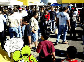 crowd02.gif (36739 bytes)